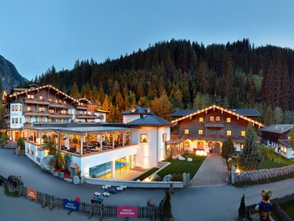 Familienhotel - Kirchdorf in Tirol - Familienurlaub im Sommer mit Pony reiten auf dem hoteleigenen Reitplatz, kostenloser Radverleih mit Kindersitzen und Radhelmen. - Habachklause Familien Bauernhof Resort