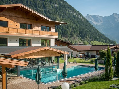 Familienhotel - Kitzbüheler Alpen - Das Kitzspitz im Sommer von der Südwestseite mit Garten und Pool - Naturhotel Kitzspitz