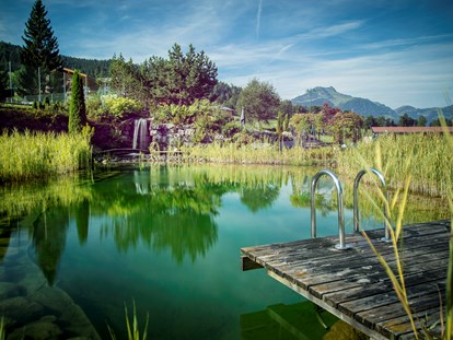 Familienhotel - Kitzbüheler Alpen - Gartenteich - beste Badezeit Juni bis September - Naturhotel Kitzspitz