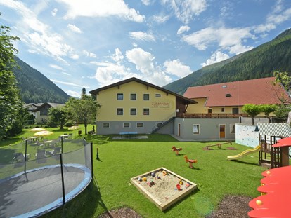 Familienhotel - Trebesing - Garten mit Spielplatz - Hotel Eggerhof