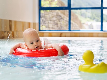 Familienhotel - Kirchdorf in Tirol - Babyschwimmen - Wellness-& Familienhotel Egger