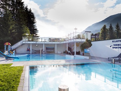 Familienhotel - Kirchdorf in Tirol - Badewelt: Winter- und Sommerpool mit integriertem Kleinkinderpool - Wellness-& Familienhotel Egger