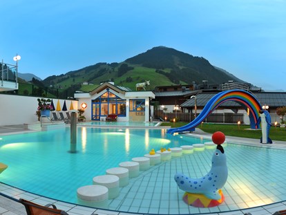 Familienhotel - Kirchdorf in Tirol - Sommerpool mit integriertem Kleinkinder-Pool in Panoramalage - Wellness-& Familienhotel Egger