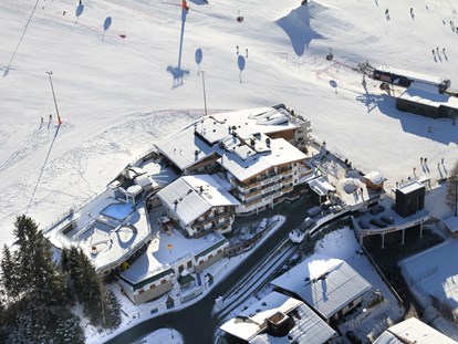 Familienhotel - Kirchdorf in Tirol - Winterurlaub direkt an der Piste, 20 m zur Gondelbahn, Pole Position im Skicircus - Wellness-& Familienhotel Egger