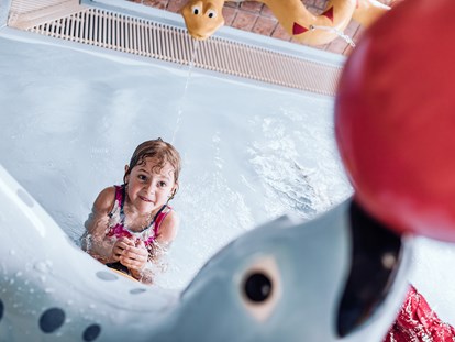 Familienhotel - Pools: Außenpool beheizt - Kinderwasserwelt - Familienresort Ellmauhof - das echte All Inclusive ****S