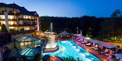 Familienhotel - Harz - Außenpool "Laguna SPA" vom SPA & Wellness Resort Romantischer Winkel am Abend - Romantischer Winkel - RoLigio® & Wellness Resort