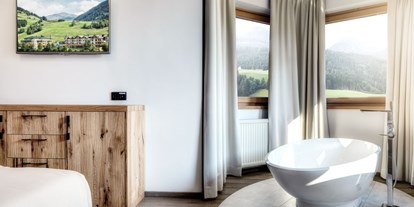 Familienhotel - Obertilliach - Zimmer mit freistehender Wanne - Dolomiten Residenz****s Sporthotel Sillian