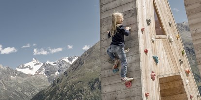 Familienhotel - Naturns bei Meran - Kind beim Klettern - Das Central - Alpine . Luxury . Life