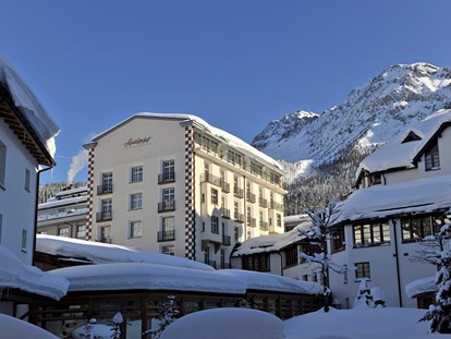 Familienhotel - Braunwald - Aussenansicht im Winter - Hotel Schweizerhof