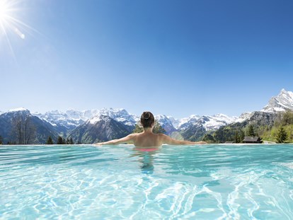 Familienhotel - Wellnessbereich - Infinity Pool mit Alpenpanorama - Märchenhotel Braunwald