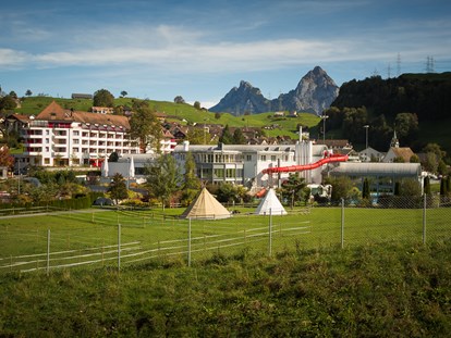 Familienhotel - Braunwald - Aussenansicht Swiss Holiday Park - Swiss Holiday Park