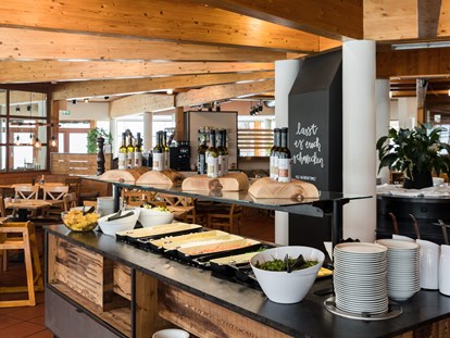 Familienhotel - Umgebungsschwerpunkt: Strand - Panoramarestaurant - Salatbuffet - Gut Wenghof - Family Resort