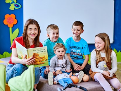 Familienhotel - Oberösterreich - Lesestunde im Kinderclub - AIGO welcome family