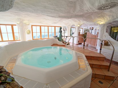 Familienhotel - Obertilliach - Whirlpool in der Badelanschaft: https://www.glocknerhof.at/hallenbad-und-wellness.html - Hotel Glocknerhof