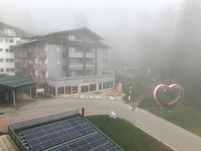 Familienhotel - Pools: Außenpool beheizt - Früh morgens im Nebel - Oberjoch - Familux Resort 