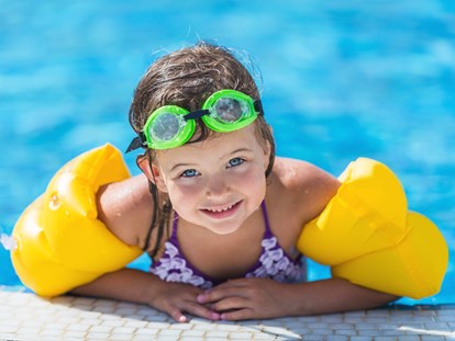 Familienhotel - Wellnessbereich - Kinderschwimmkurs - MONDI Resort Oberstaufen