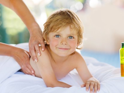 Familienhotel - Wellnessbereich - Kindermassage - MONDI Resort Oberstaufen