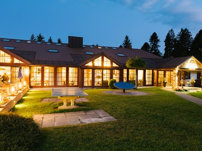 Familienhotel - Allgäu - Außenansicht Abend Haupthaus - MONDI Resort Oberstaufen