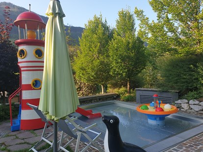 Familienhotel - Kirchdorf in Tirol - Kleinkinderpool, 35°C, mit Mini-Rutsche und Wasserspielen - Gartenhotel Theresia****S - DAS "Grüne" Familienhotel 