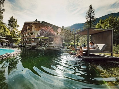 Familienhotel - Kirchdorf in Tirol - Relaxinseln am Schwimmteich - Gartenhotel Theresia****S - DAS "Grüne" Familienhotel 