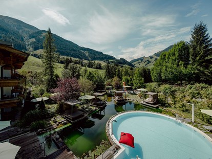 Familienhotel - Kirchdorf in Tirol - Pool, Schwimmteich und Relaxinseln aus der Vogelperspektive - Gartenhotel Theresia****S - DAS "Grüne" Familienhotel 