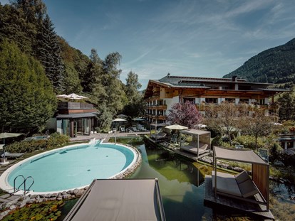 Familienhotel - Kirchdorf in Tirol - Gartenhotel Theresia
Schwimmbecken, Naturschwimmteich, Whirlpool - Gartenhotel Theresia****S - DAS "Grüne" Familienhotel 