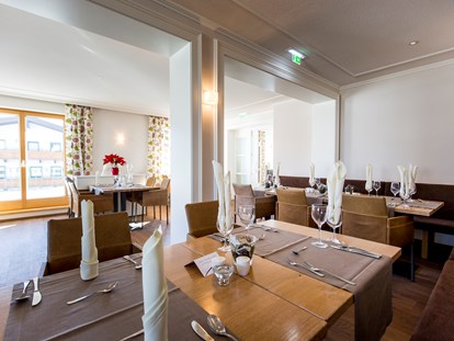 Familienhotel - Pools: Außenpool beheizt - Restaurant - Sonnengarten - Hotel Felsenhof