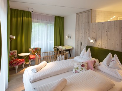Familienhotel - Pools: Außenpool beheizt - Doppelzimmer Aigenberg mit Babyausstattung - Hotel Felsenhof