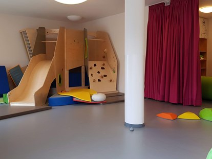 Familienhotel - Kletterwand - Neu gestalteter Spielbereich in der Kids-Arena. Am Wochenende frei zugänglich, ansonsten findet unter anderem auch hier die Kinderbetreuung statt. - Hotel Felsenhof