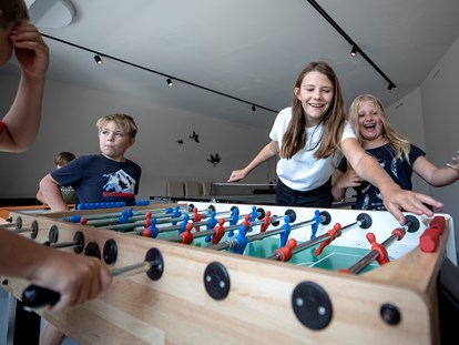 Familienhotel - Pools: Außenpool beheizt - Tischfußball - lustige Action für die Kids - Hotel Felsenhof