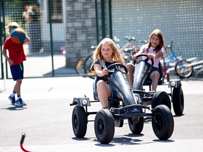 Familienhotel - Pools: Außenpool beheizt - Go Karts und Fahrräder stehen für die Kinder bereit - Hotel Felsenhof