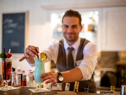 Familienhotel - Streichelzoo - Einen Cocktail an der Bar genießen - Hotel Felsenhof