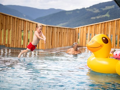 Familienhotel - Pools: Außenpool beheizt - Außenpool - ganzjähriger Badespaß - Hotel Felsenhof