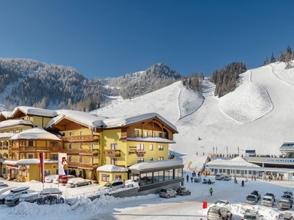 Familienhotel - Trebesing - Das Familienhotel Zauchenseehof liegt direkt an der Piste uns somit am Einstieg von 760 Pistenkilometer Skivergnügen der Ski amadé - Familotel Zauchenseehof