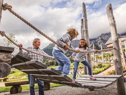 Familienhotel - Kirchdorf in Tirol - Almspielplatz des Übergossene Alm Resort - Übergossene Alm Resort