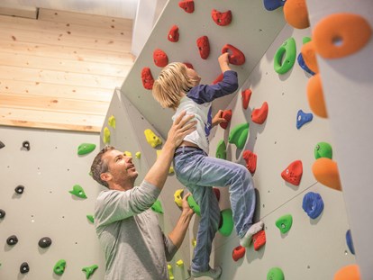 Familienhotel - Kirchdorf in Tirol - Indoor Boulderwand für Kinder - Übergossene Alm Resort
