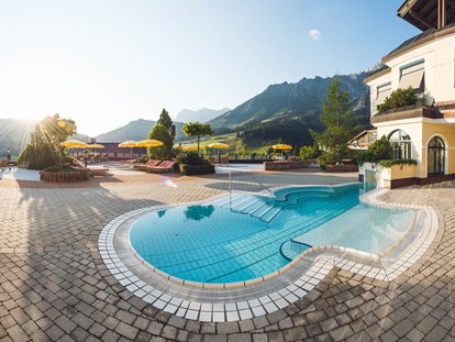 Familienhotel - Kirchdorf in Tirol - Außenpool - Übergossene Alm Resort