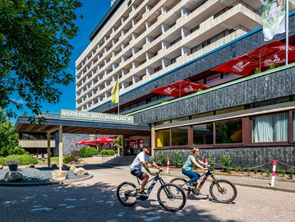 Familienhotel - Harz - Außenansicht Hotel mit Fahrrädern - AHORN Harz Hotel Braunlage