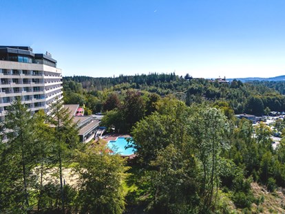 Familienhotel - Harz - Außenansicht mit Außen-Pool im Sommer - AHORN Harz Hotel Braunlage