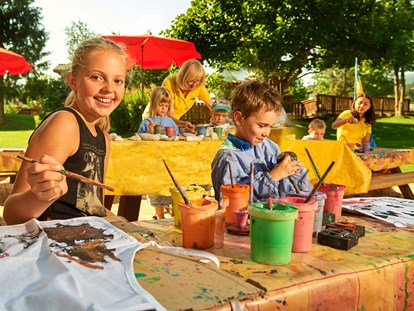Familienhotel - Pools: Schwimmteich - Kinderbetreuungsprogramm - Familienbasteltag - Sonnberg Ferienanlage