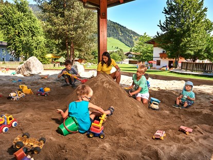 Familienhotel - Radstadt - großer Sandspielkasten für Sonnberg Kinder - Sonnberg Ferienanlage