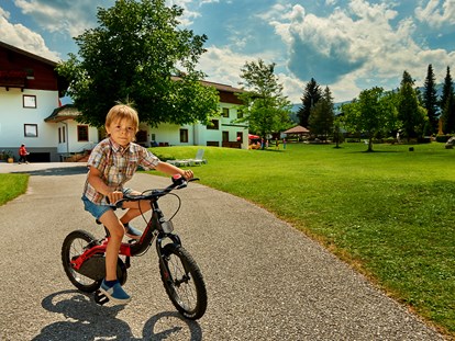 Familienhotel - Pools: Schwimmteich - kostenloser Fahrradverleih für Groß und Klein - Sonnberg Ferienanlage