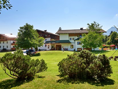 Familienhotel - Pools: Schwimmteich - Ferienanlage im Sommer - Sonnberg Ferienanlage
