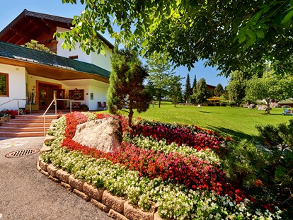 Familienhotel - Pools: Schwimmteich - Eingangsbereich Sonnberg Ferienanlage - Sonnberg Ferienanlage