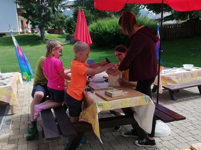 Familienhotel - Pools: Schwimmteich - Insektenhotel bauen - Sonnberg Ferienanlage
