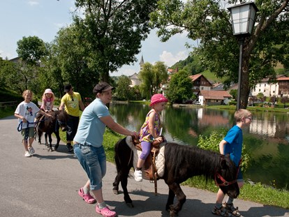 Familienhotel - Wellnessbereich - im Sommer gibt es 5 x /Woche Pony reiten und die Kinder lieben es - Kinderhotel Laderhof