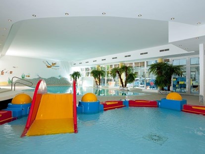 Familienhotel - Wellnessbereich - Hallenbad mit Kinderbecken und kleiner Wasserrutsche - Kinderhotel Laderhof