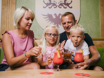 Familienhotel - Wellnessbereich - neben den Drinks für Mami und Papi gibt es auch richtig leckere Kindercocktails - Kinderhotel Laderhof