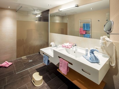 Familienhotel - Kinderhotels Europa - in unseren modernen Badezimmern macht das Duschen richtig Spaß - Kinderhotel Laderhof