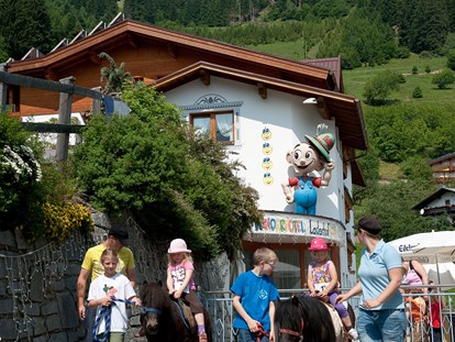 Familienhotel - Wellnessbereich - im Sommer gibt es täglich Pony reiten - Kinderhotel Laderhof